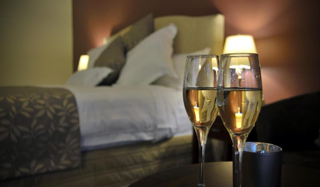 Black Spur Inn في Narbethong: كأسين من الشمبانيا على طاولة في غرفة الفندق