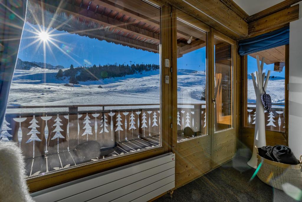 Zdjęcie z galerii obiektu Luxurious Ski-in Ski-out Duplex on Ski Slope w Courchevel