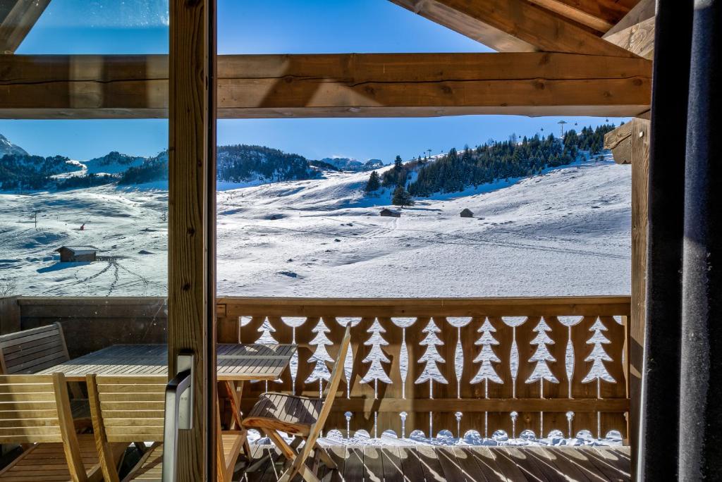 Zdjęcie z galerii obiektu Luxurious Ski-in Ski-out Duplex on Ski Slope w Courchevel