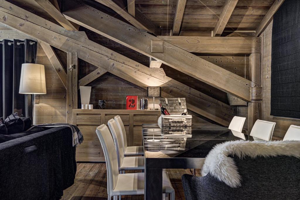 Zdjęcie z galerii obiektu Luxurious Ski-in Ski-out Duplex on Ski Slope w Courchevel