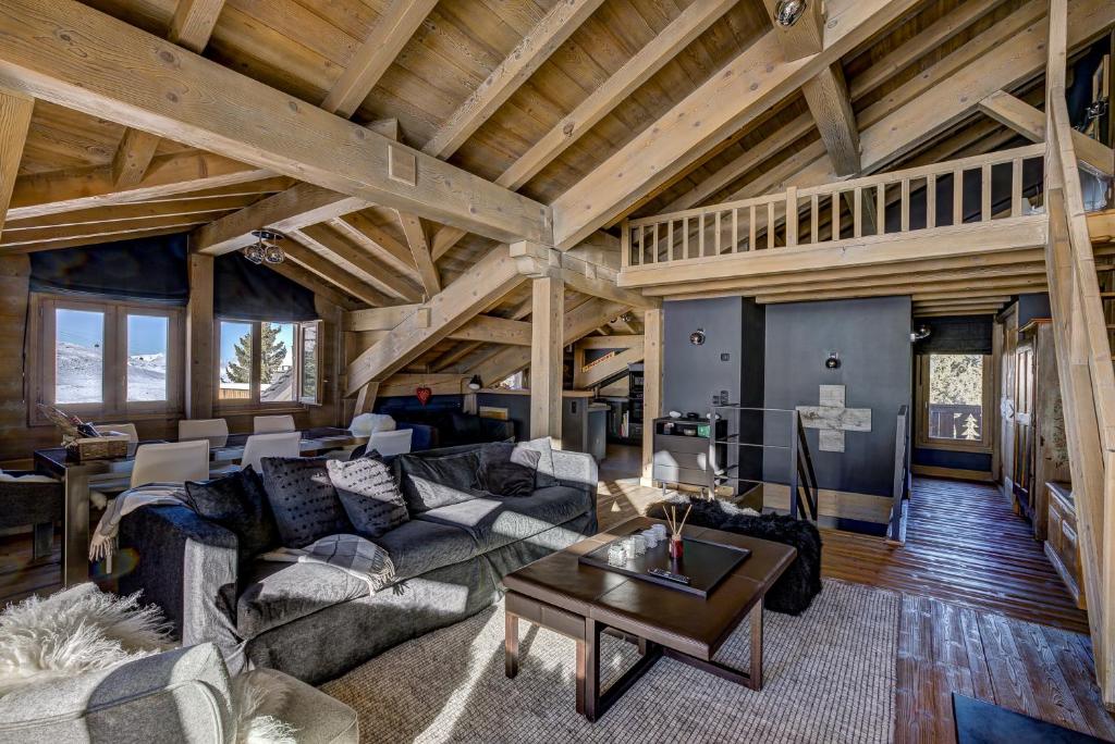 Zdjęcie z galerii obiektu Luxurious Ski-in Ski-out Duplex on Ski Slope w Courchevel