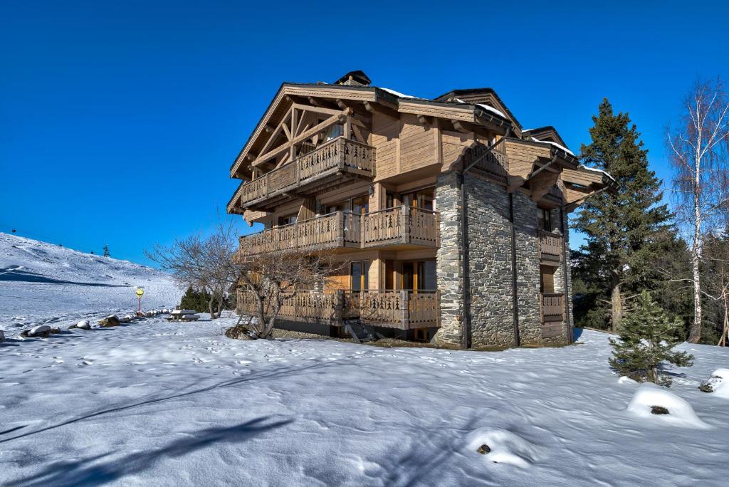 Zdjęcie z galerii obiektu Luxurious Ski-in Ski-out Duplex on Ski Slope w Courchevel
