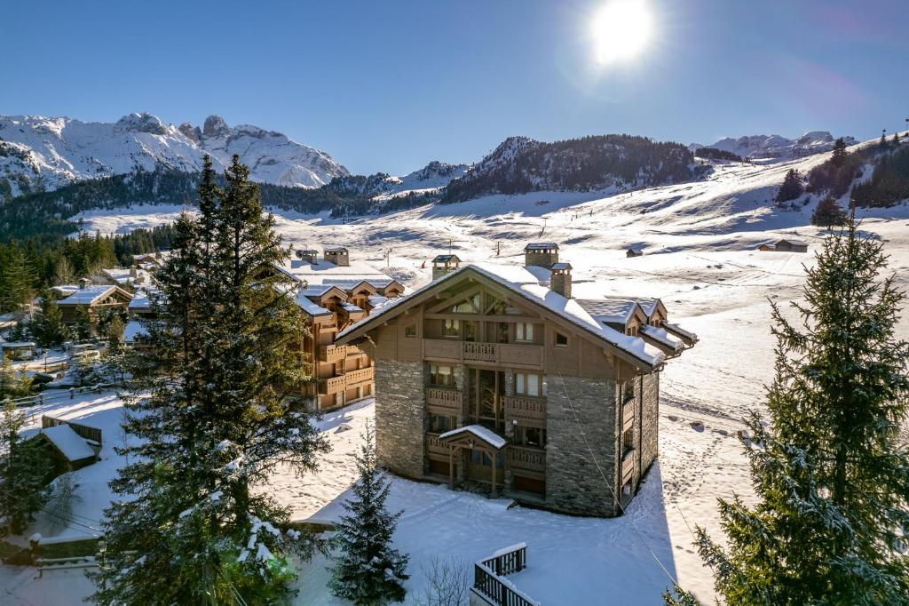 Zdjęcie z galerii obiektu Luxurious Ski-in Ski-out Duplex on Ski Slope w Courchevel