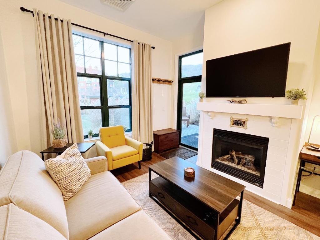 a living room with a fireplace and a tv at Mountain Creek Resort at Appalachian Hotel - Pool & Hot Tub in Vernon Township