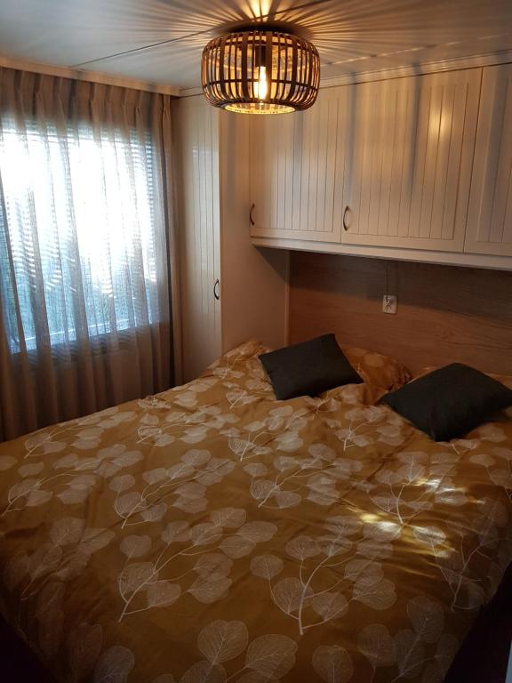 Postel nebo postele na pokoji v ubytování Sfeervol Boschalet 5 persoons met Sauna