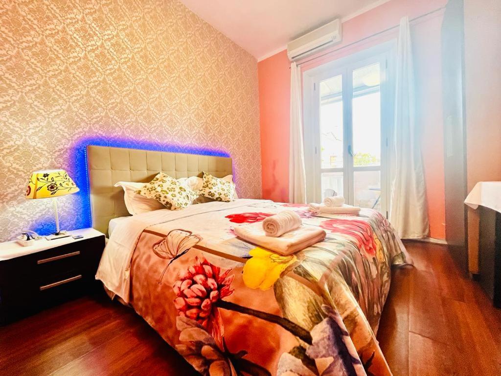 sypialnia z łóżkiem i oknem w obiekcie Green Guesthouse w Rzymie