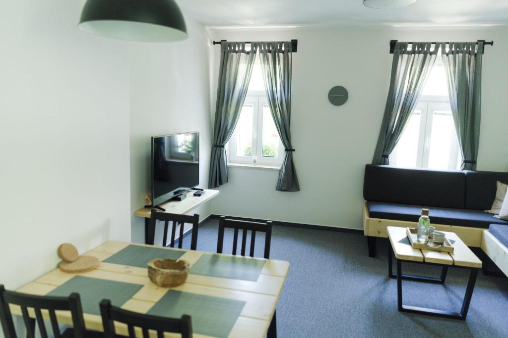 Televízia a/alebo spoločenská miestnosť v ubytovaní Treehouse Apartments