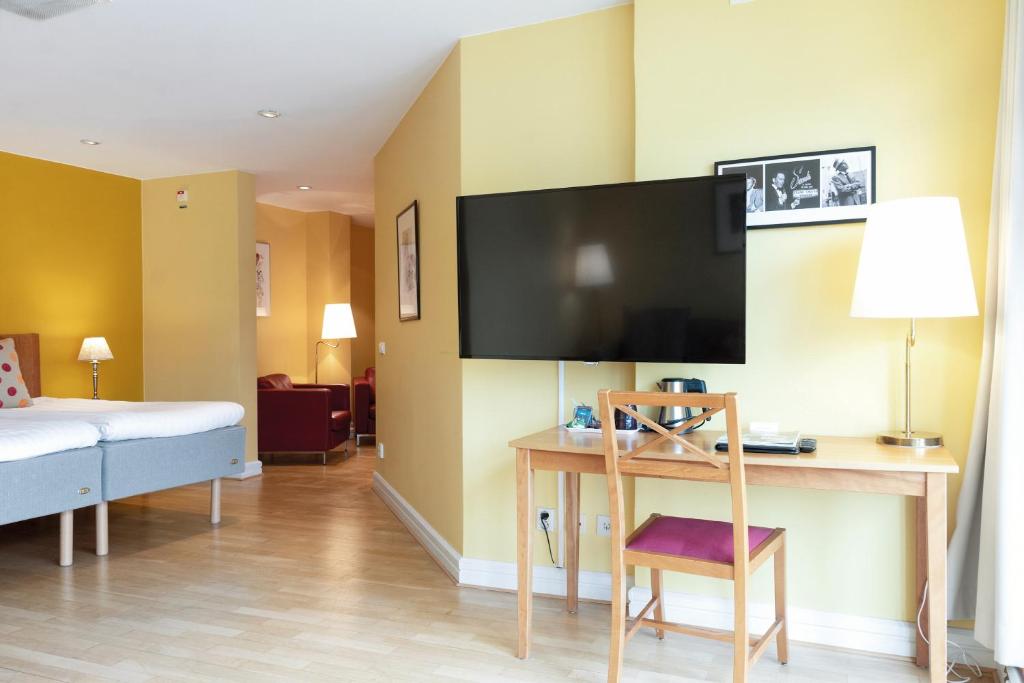 TV a/nebo společenská místnost v ubytování Hotel Bishops Arms Lund