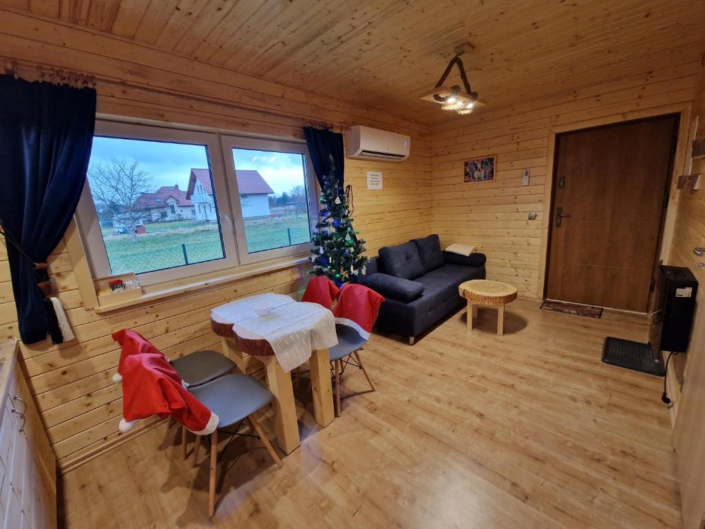 Posedenie v ubytovaní Apartament z Tężnią Solankową, Sauną, Kominkiem LED i Śniadaniem nad Jeziorem Żywieckim