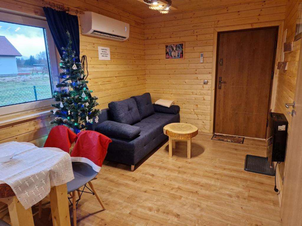 Posedenie v ubytovaní Apartament z Tężnią Solankową, Sauną, Kominkiem LED i Śniadaniem nad Jeziorem Żywieckim
