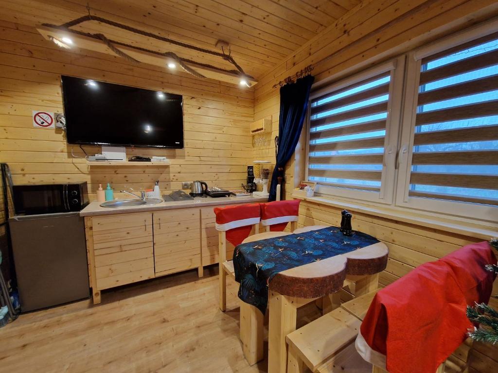 Kuchyňa alebo kuchynka v ubytovaní Apartament z Tężnią Solankową, Sauną, Kominkiem LED i Śniadaniem nad Jeziorem Żywieckim