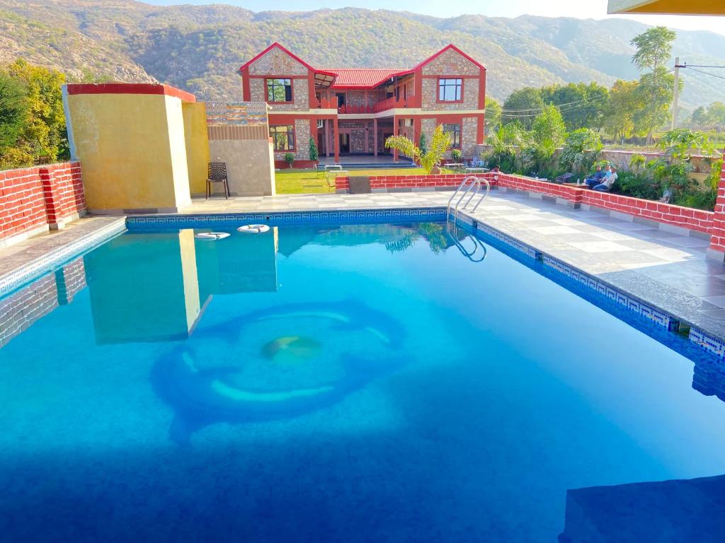 Bazén v ubytování Pushkar Retreat Resort - The Nature and Mountain View Resort ,Pushkar nebo v jeho okolí
