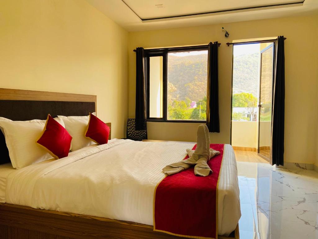 Postel nebo postele na pokoji v ubytování Pushkar Retreat Resort - The Nature and Mountain View Resort ,Pushkar