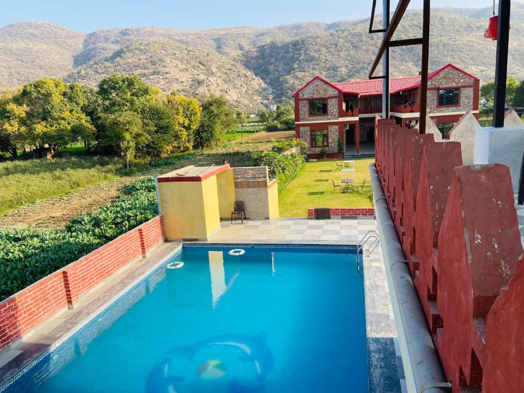 Bazén v ubytování Pushkar Retreat Resort - The Nature and Mountain View Resort ,Pushkar nebo v jeho okolí