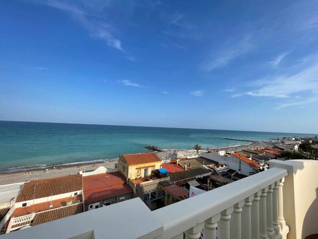 - une vue sur la plage depuis le balcon d'un bâtiment dans l'établissement Atico en 1ª Linea en Moncofar, à Moncofa