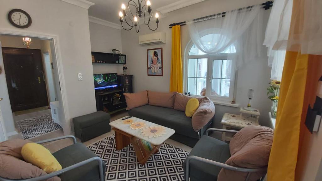 a living room with a couch and a table at Denize Çok Yakın Daire in Side