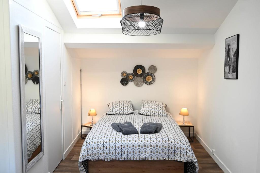 Postel nebo postele na pokoji v ubytování L'orchidée #Hyper-centre #Marché couvert