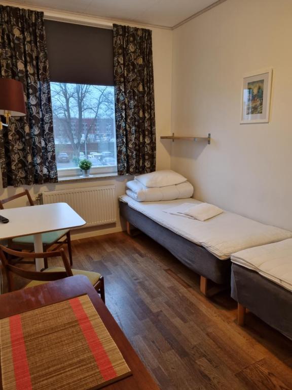 Postel nebo postele na pokoji v ubytování Torget Vandrarhem