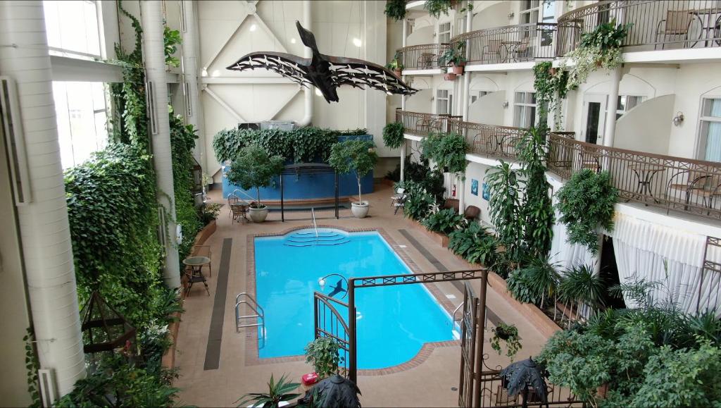 an overhead view of an apartment building with a pool at Hotel L'Oie des neiges in Lévis