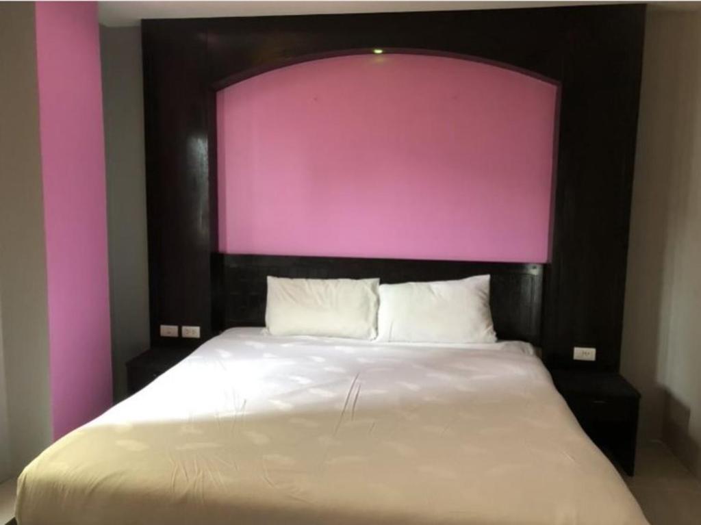 Postel nebo postele na pokoji v ubytování Lavender Patong Hotel