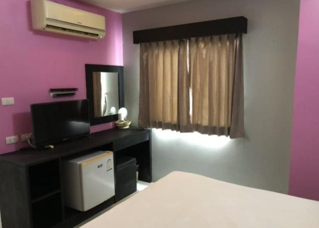 Postel nebo postele na pokoji v ubytování Lavender Patong Hotel