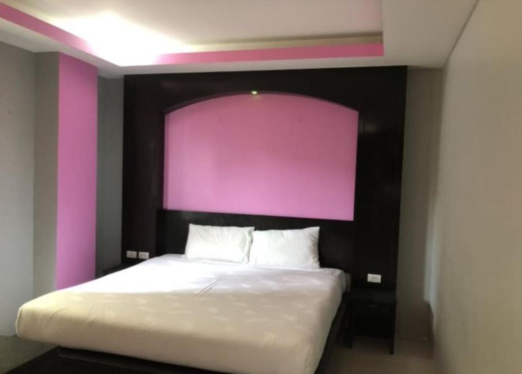 Postel nebo postele na pokoji v ubytování Lavender Patong Hotel