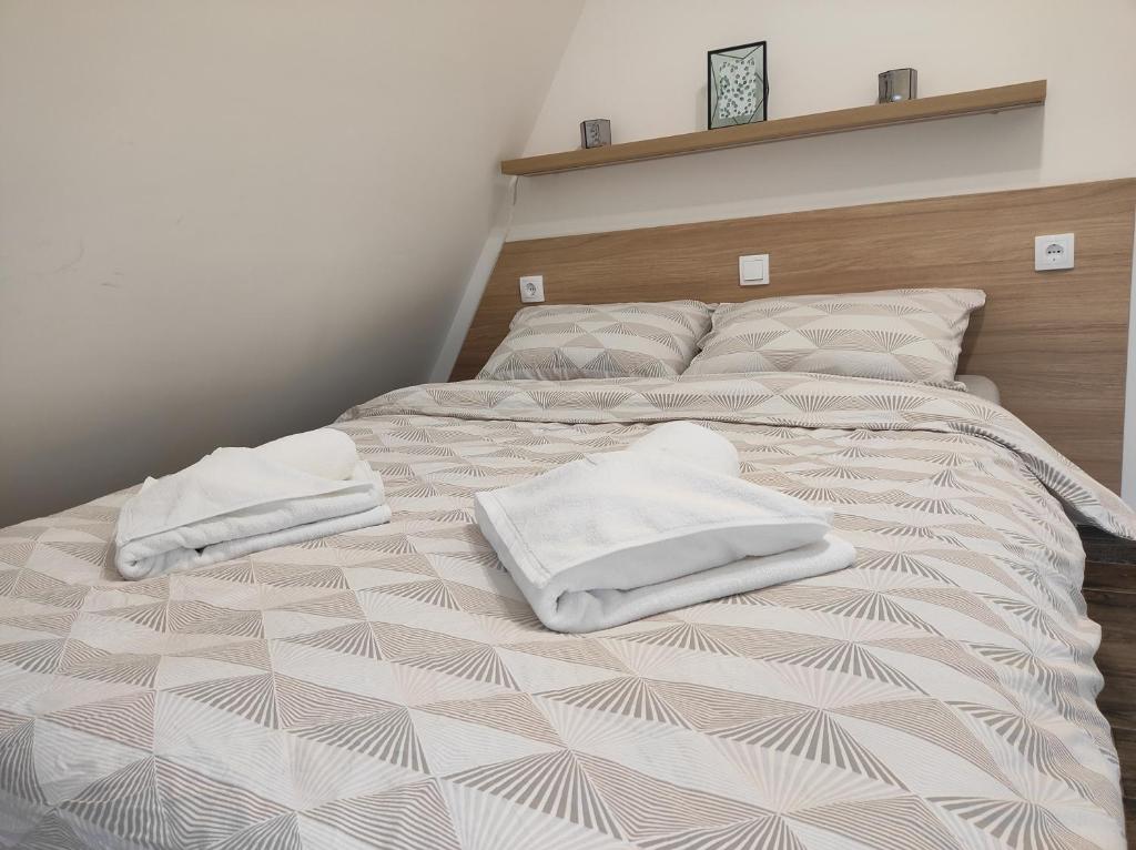 Una cama o camas en una habitación de Modessa