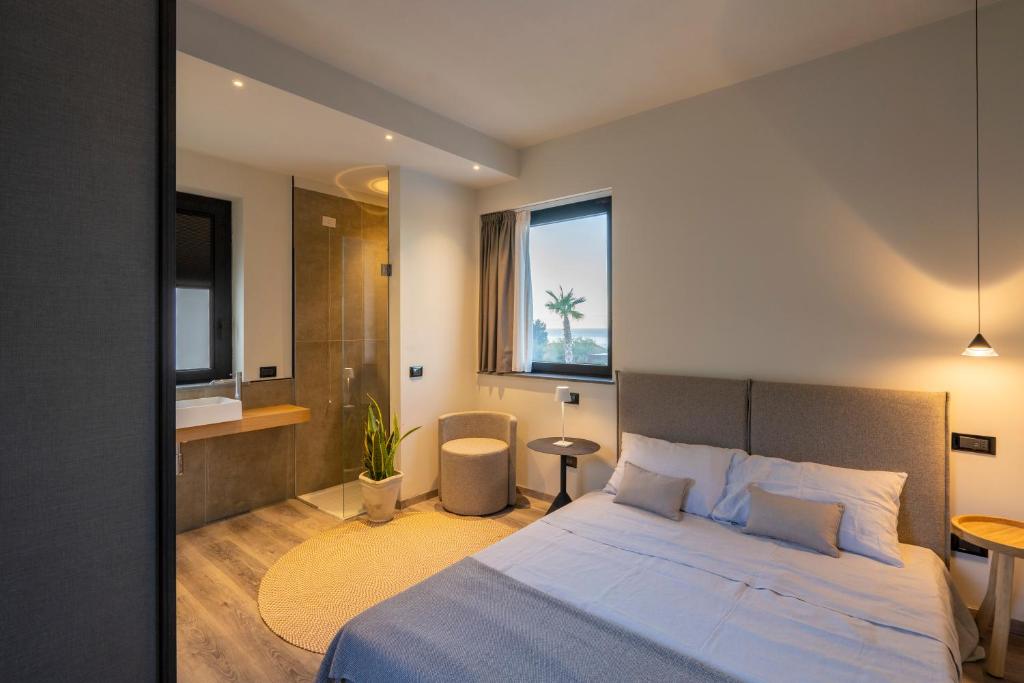 A bed or beds in a room at Insulae Resort