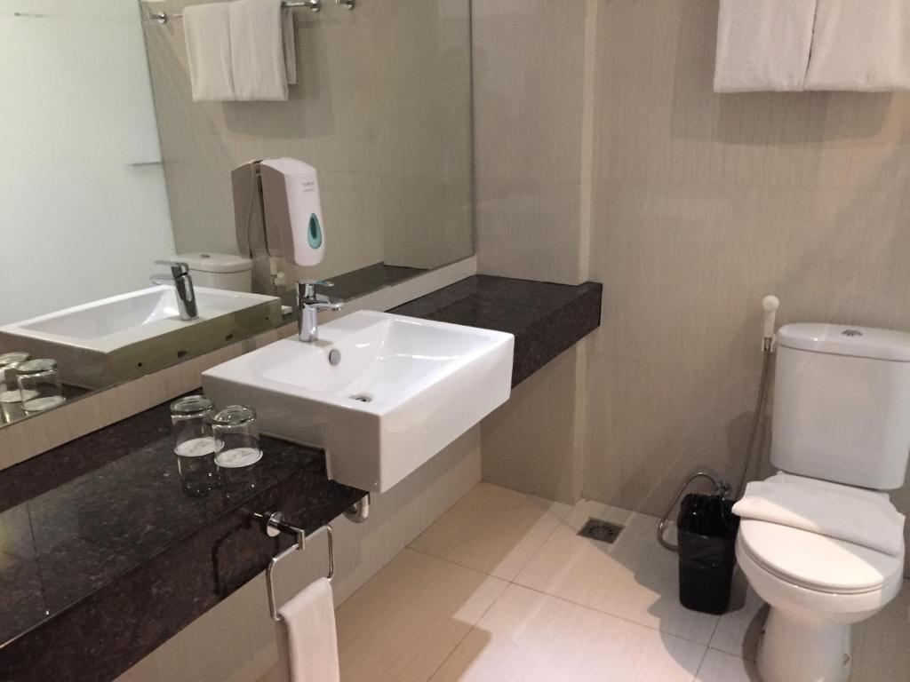 Koupelna v ubytování Whiz Prime Hotel Kelapa Gading