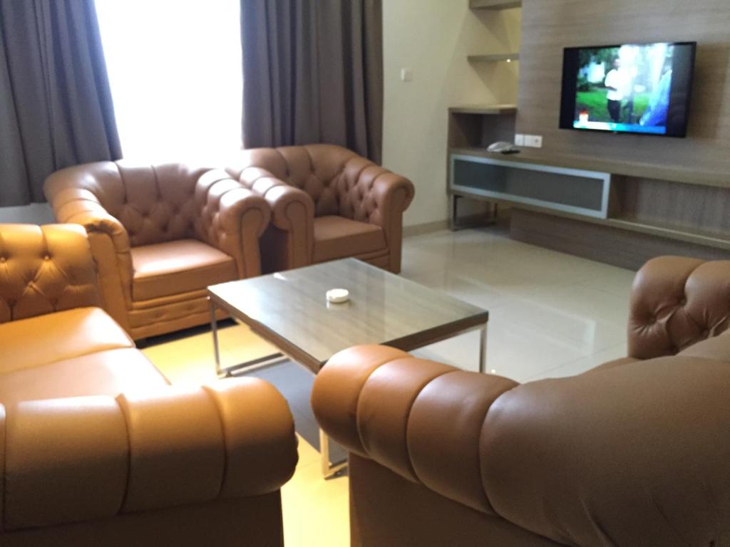 TV a/nebo společenská místnost v ubytování Whiz Prime Hotel Kelapa Gading