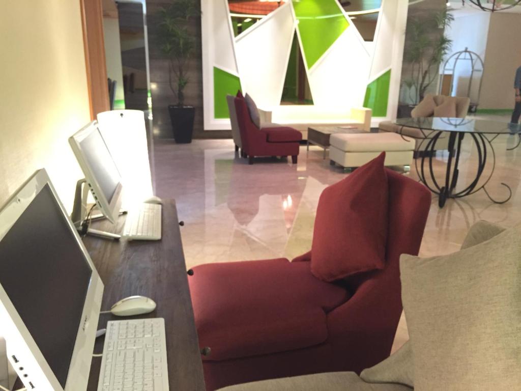 TV a/nebo společenská místnost v ubytování Whiz Prime Hotel Kelapa Gading