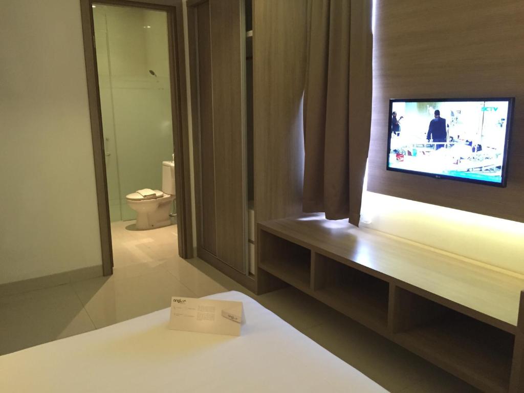 Postel nebo postele na pokoji v ubytování Whiz Prime Hotel Kelapa Gading