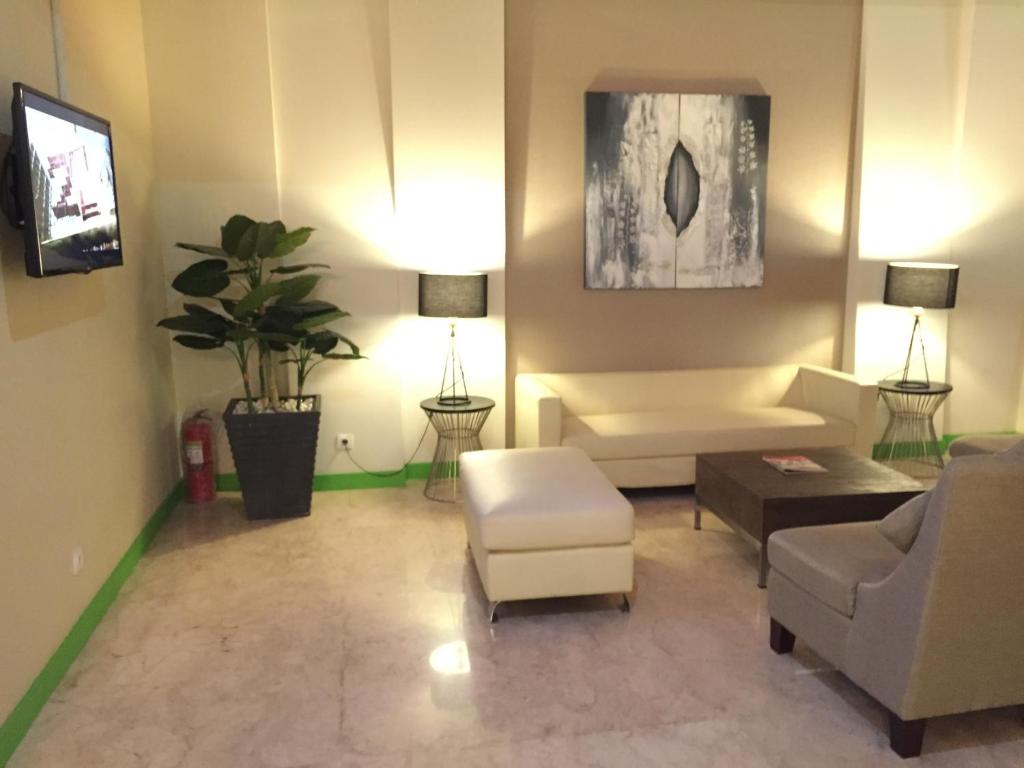 Posezení v ubytování Whiz Prime Hotel Kelapa Gading