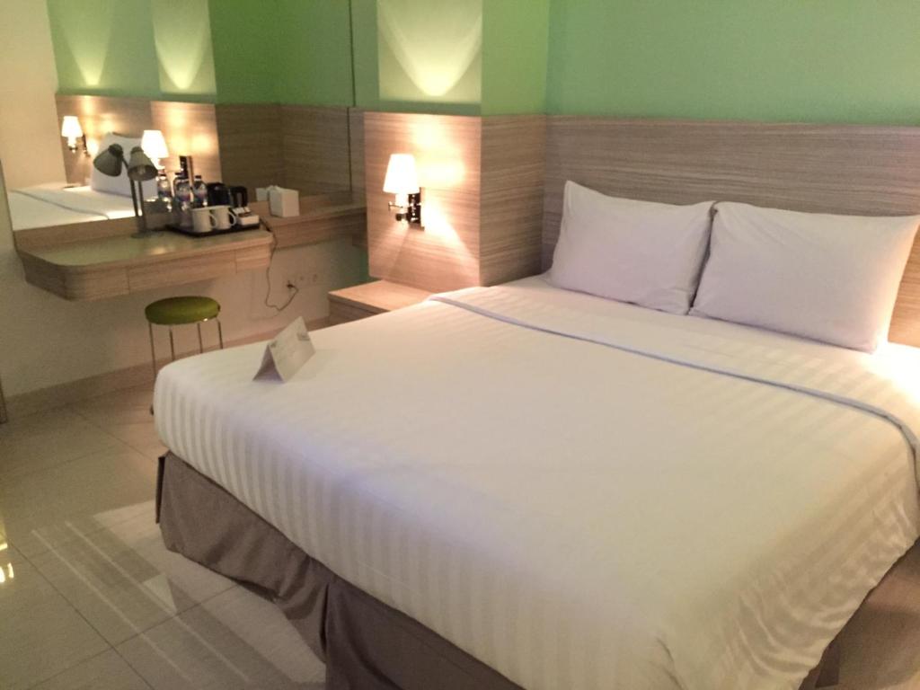 Postel nebo postele na pokoji v ubytování Whiz Prime Hotel Kelapa Gading