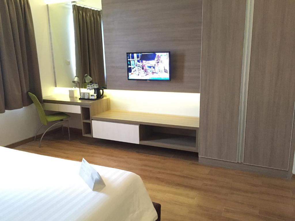 Postel nebo postele na pokoji v ubytování Whiz Prime Hotel Kelapa Gading