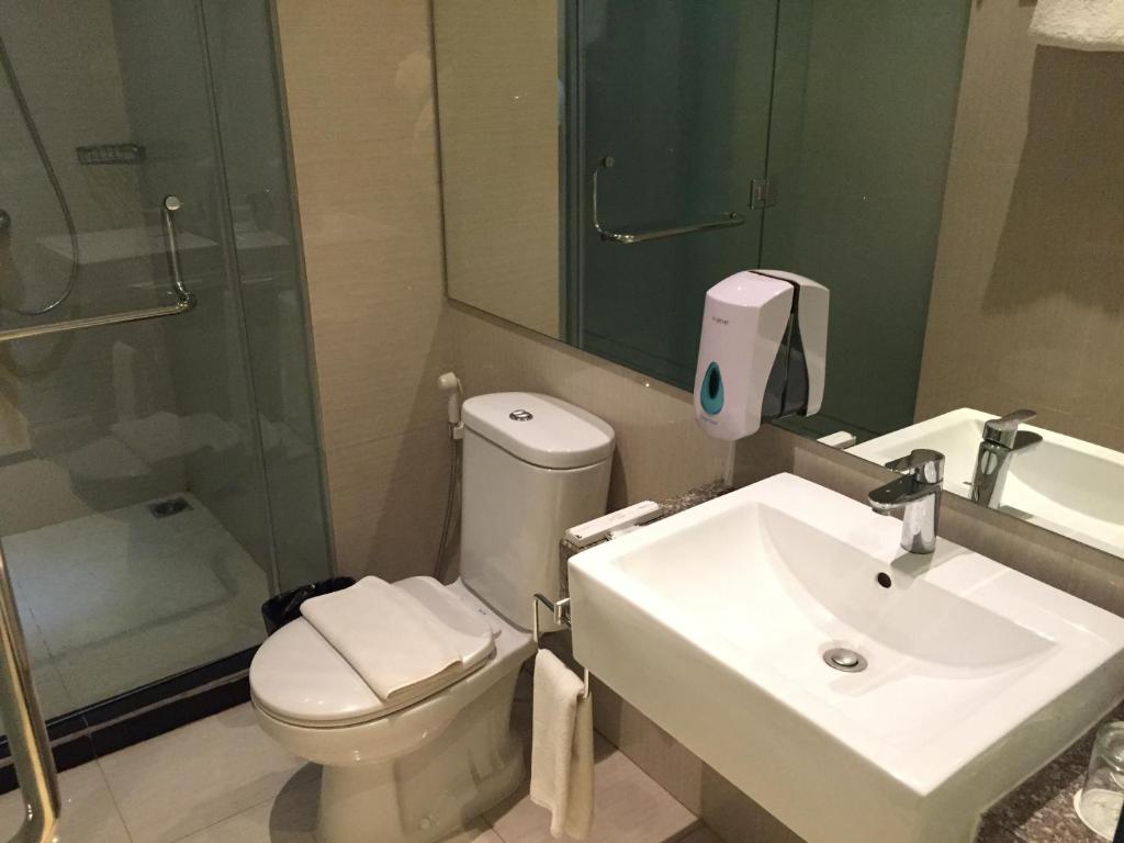 Koupelna v ubytování Whiz Prime Hotel Kelapa Gading