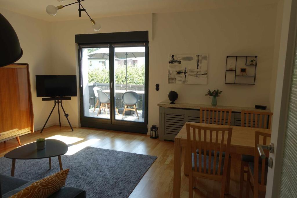 a living room with a table and a sliding glass door at Ferienunterkunft im Tegelhaus in Berlin