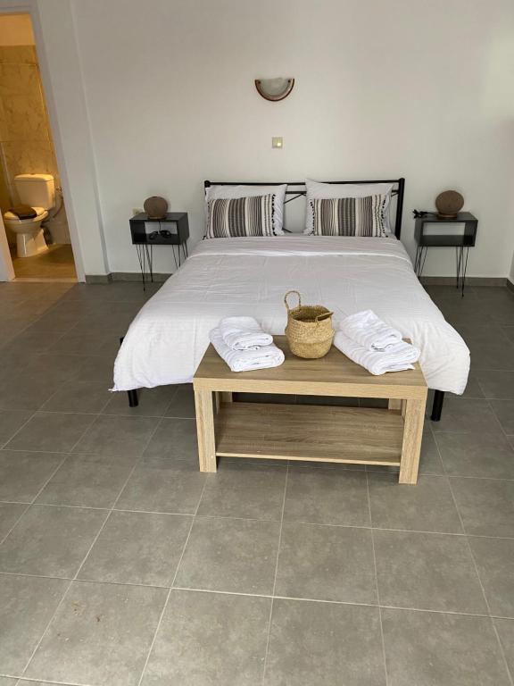 uma cama com duas toalhas e uma cesta numa mesa em Mani Spot em Areópolis