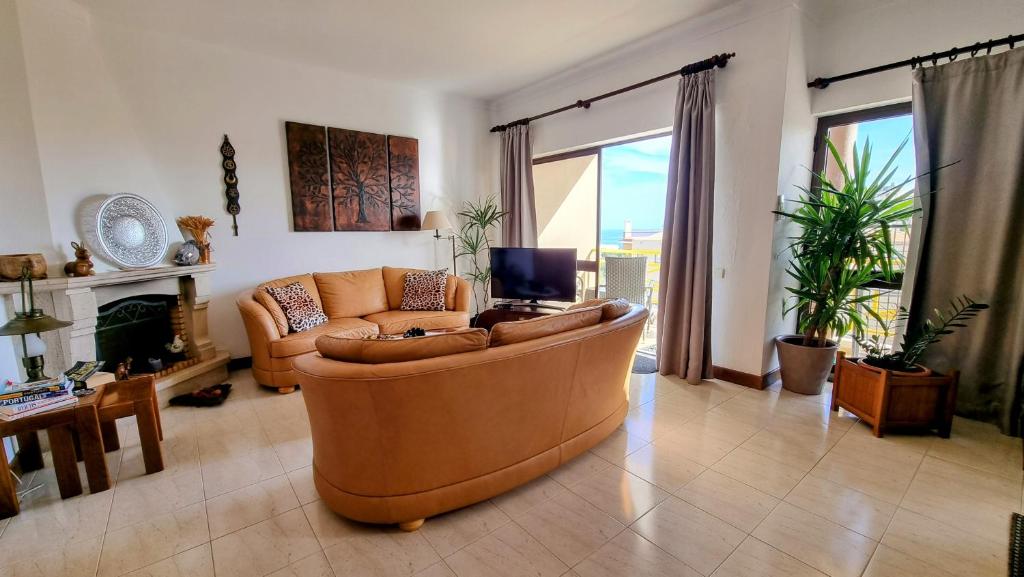 sala de estar amplia con sofá y TV en Apartmento Praia da Dona Ana, en Lagos