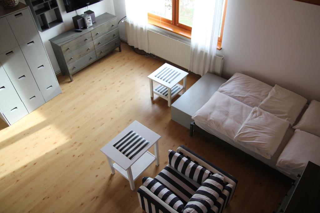 vistas panorámicas a una sala de estar con sofá y mesa en Apartament Wysoki Pl. Św. Ambrożego 8 en Międzybrodzie Bialskie