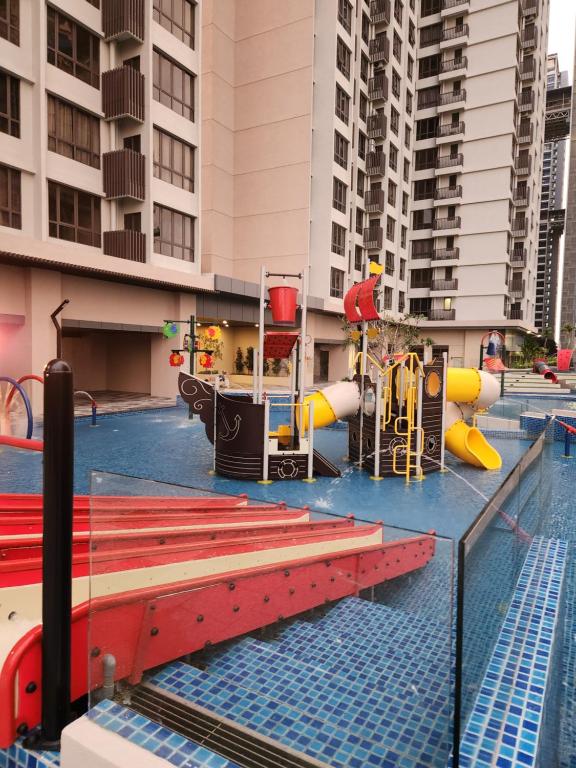 einen Spielplatz in der Mitte eines Gebäudes in der Unterkunft Sea view Bali Residence Melaka in Malakka