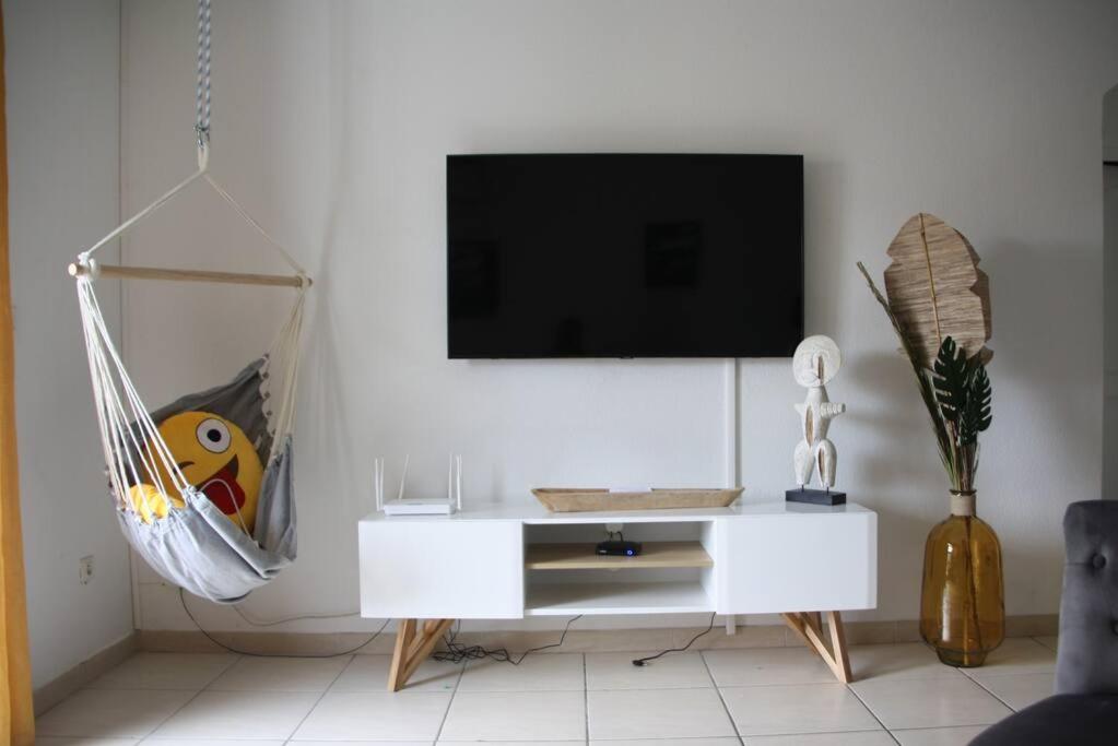 TV a/nebo společenská místnost v ubytování Apt 2 chambres Vue Lagon