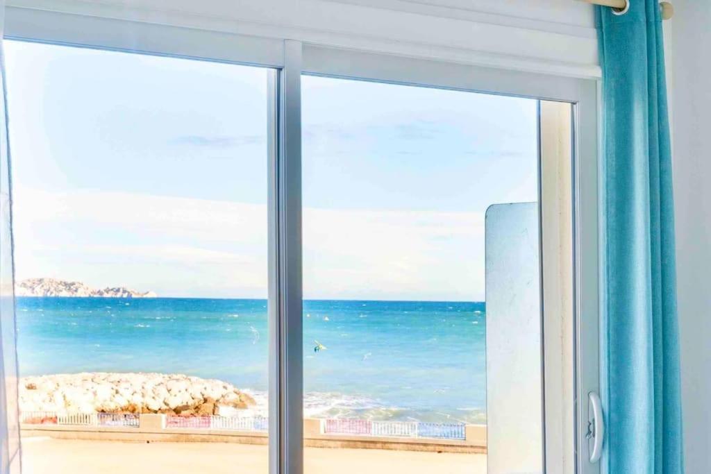 マルセイユにあるLES PIEDS DANS L'EAU VUE EXCEPTIONNELLE SUR LA MERのビーチを望む窓