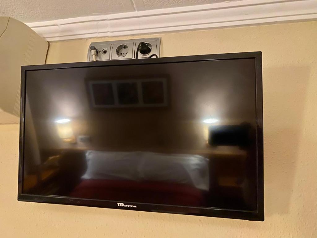 TV a/nebo společenská místnost v ubytování HOSTAL GALICIA CARDEDEU