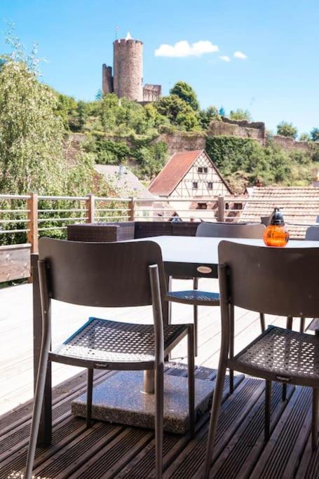 un patio avec deux chaises et une table sur une terrasse dans l'établissement L'Appartement des Artistes avec Terrasse, à Kaysersberg