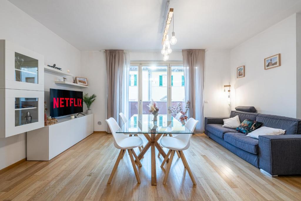een woonkamer met een tafel en een blauwe bank bij Art Design Home Firenze in Florence