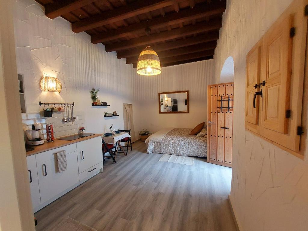 cocina y dormitorio con cama y mesa en Apartamento Bulería, en Jerez de la Frontera