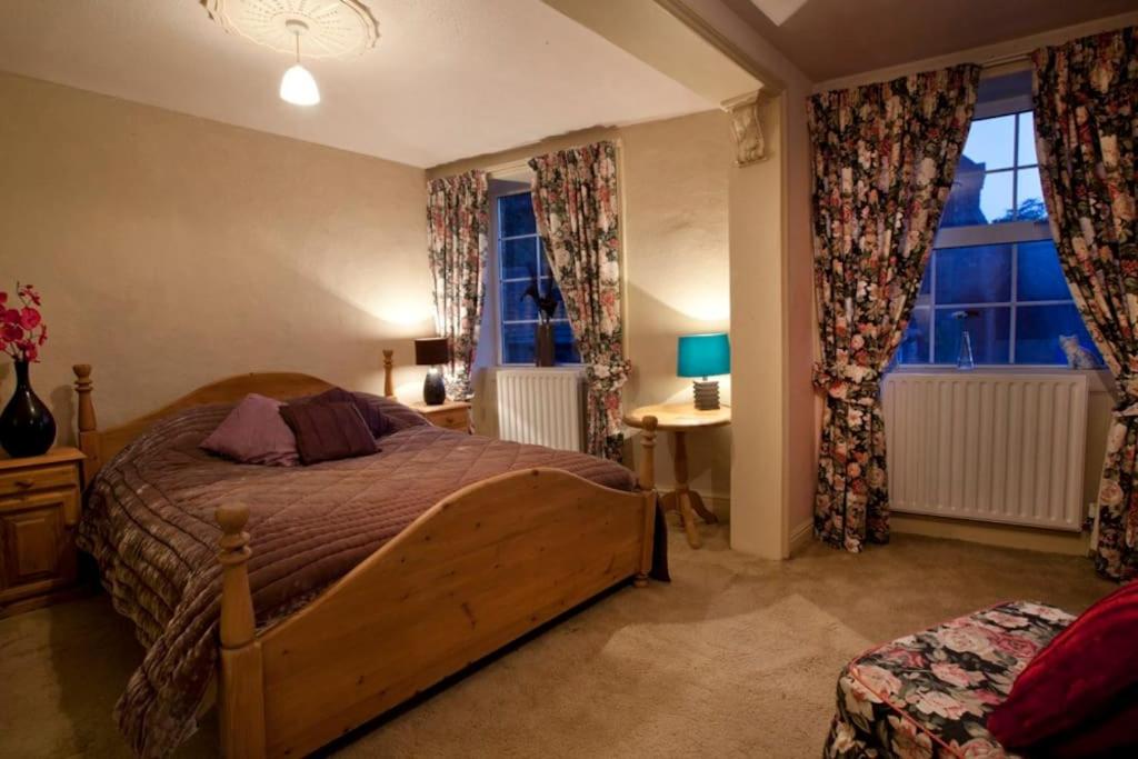 Un dormitorio con una cama grande y una ventana en Haworth Prime Location 3 Bedroom Duplex Apartment, en Haworth