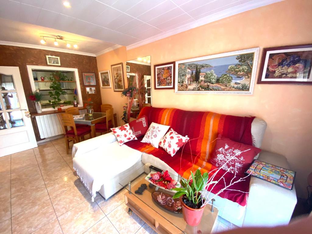 uma sala de estar com um sofá e uma mesa em Espectacular apartament a Palamós centre! Amb WIFI em Palamós