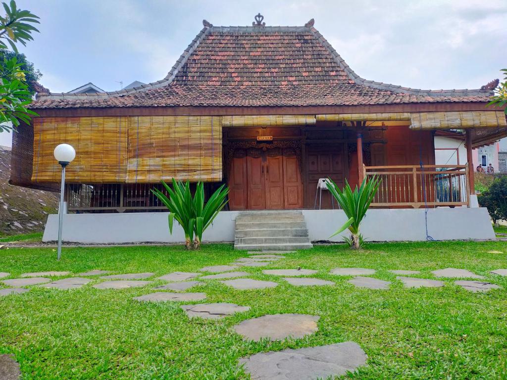 una casa con un camino delante de ella en Joglo Kumpul Resort, en Cangkiran